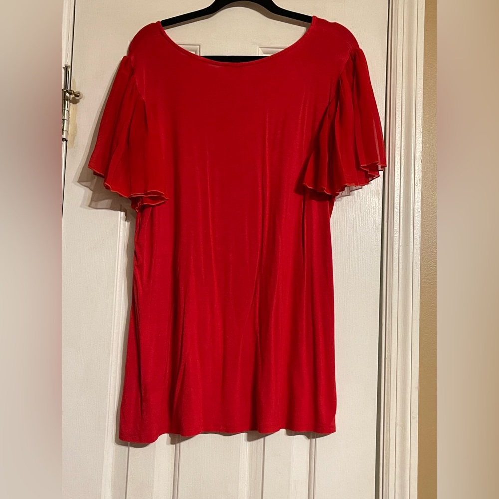 Avenue blouse in red with pleated sleeves.
